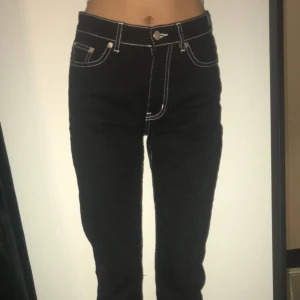 Svarta jeans med vita sömm från Junkyard  - Svarta jeans med vit sömm från Junkyard. Slutsålda på hemsidan! Sitter alldeles för tajt på mig. ALDRIG ANVÄNDA! Var alldeles för lat för att skicka tillbaka dem! Nypris: 500kr