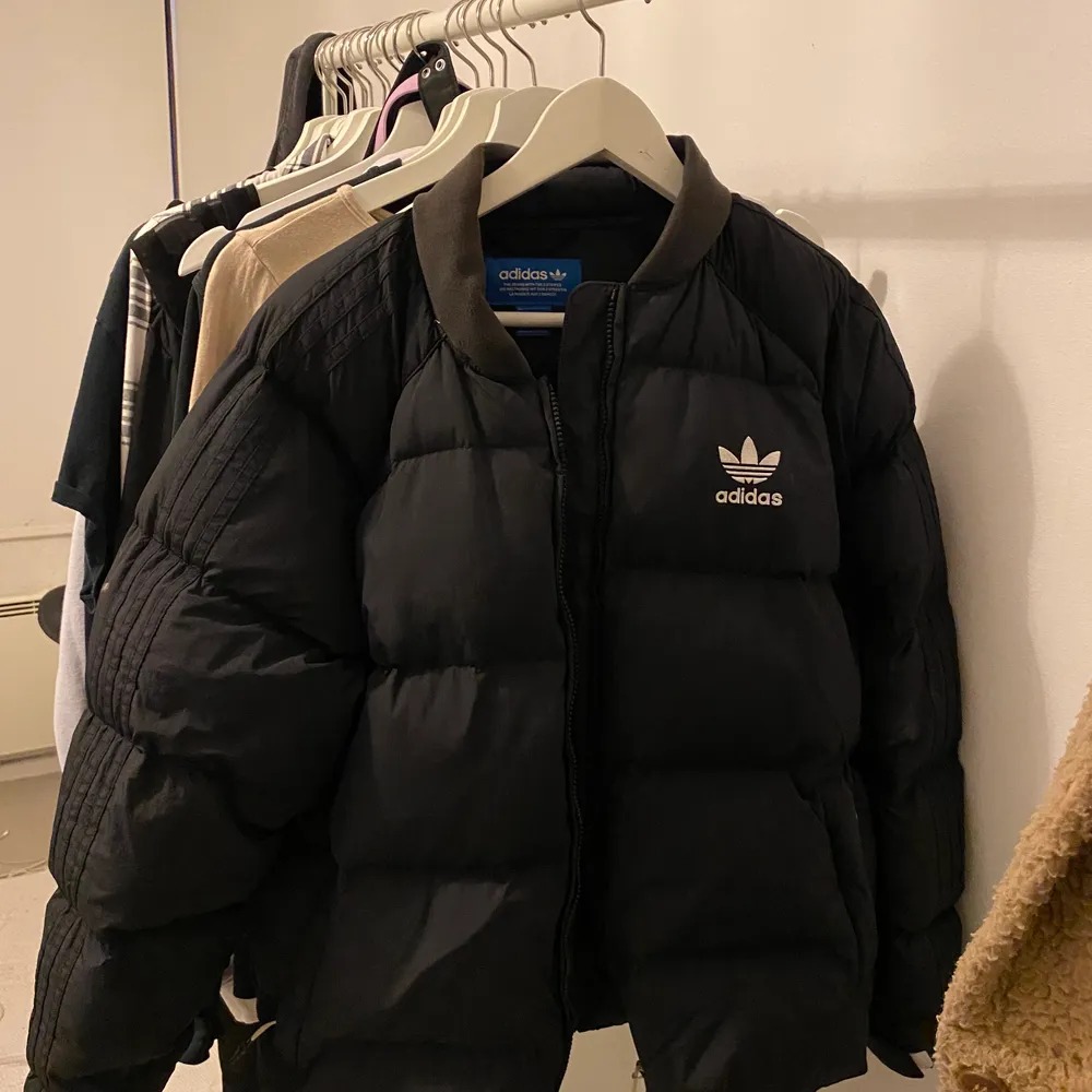 Svart adidas puffer jacket perfekt nu till de kallare vädret. I väldigt bra skick och håller en varm. Passar både xs/s/m . Jackor.