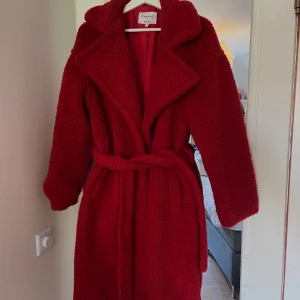 Röd kappa (hannalicous) - Röd kappa från Hanna Licious kollektion med nakd. Skön kappa som passar perfekt nu mot höst/vintern. Nypris 500. Köparen står för frakt:) tveka inte att skicka meddelande för frågor eller bilder😀