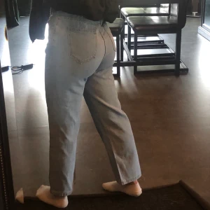 Jeans  - Jeans från SHEIN, aldrig använda pga att de e lite för stora för mig men de är jättesköna! Frakt ingår🥰