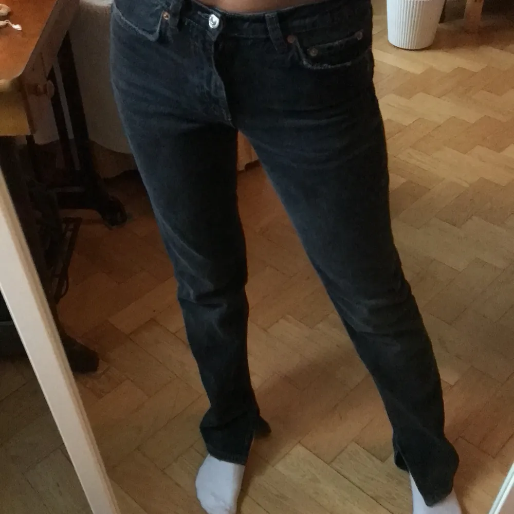 Intressekoll på mina Jätte fina jeans med slits från zara som är slutsålda storlek 34 men passar även 32 säljer endast vid ett bra pris. Jeans & Byxor.