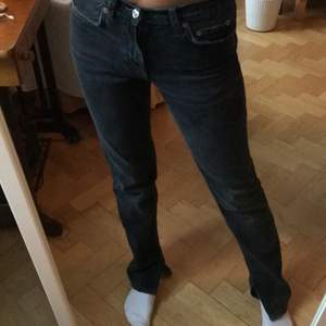 Intressekoll på mina Jätte fina jeans med slits från zara som är slutsålda storlek 34 men passar även 32 säljer endast vid ett bra pris