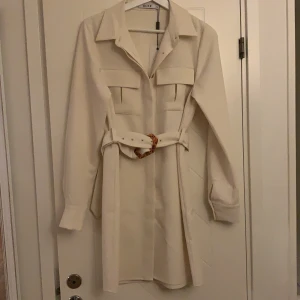 Klänning strl 35 - Superfin klänning från NAKD, helt oanvänd säljer pga av fel storlek. 