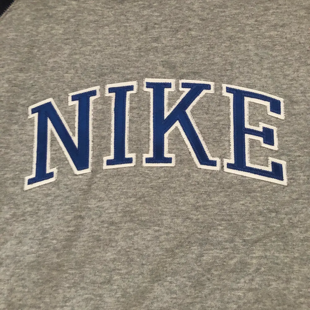En Vintage Nike Sweatshirt som jag köpte i en secondhand butik. Tröjan är i bra skick och är ganska unik in my oppinion. Om ni har några frågor så är det bara att skriva. Auktionen avslutas 5 dagar efter första budet.Frakt kostar 63kr🚨Högsta Bud:480kr. Hoodies.