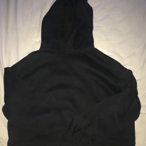 Hej! Jag säljer min svarta hoodie lite croppad men mysig, säljer för att jag använder den aldrig, du står för frakt💕 nypris: 299kr