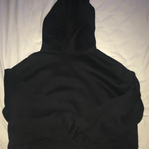 Hoodie  - Hej! Jag säljer min svarta hoodie lite croppad men mysig, säljer för att jag använder den aldrig, du står för frakt💕 nypris: 299kr