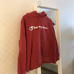 Vintage Champions hoodie röd - Vintage Champions hoodie super fin men tyvär för liten för mig