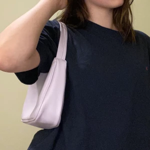 Lila baguettebag  - En jättefin lila väska i bra material. Säljer då jag inte använder den längre. Ni står för frakten!