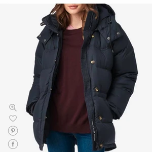 VINTERJACKA - En fin Bomerangjacka i marinblå. Andvänds endast under 1 vinter och är i otroligt bra skick.⭐️ Jackan är även tvättat på kemtvätt. 🤩 Det är inga hål i fickorna och inga små bitar fattas. 🙌🏻 Allt är på plats och heltkomplett, redo för att säljas!🎉 (Skriv för fler bilder, kunden står för frakten som summan varierar beroende på varans vikt)❗️⚠️Priset kan absolut diskuteras (billigare om jackan hämtas upp) ❗️⚠️