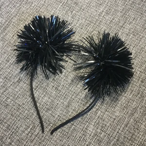 Diadem - Ett svart diadem med två typ bollar på.Använda en gång.