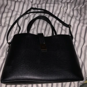 Primark väska  - Svart väska inte så mycket att säga bra skick 