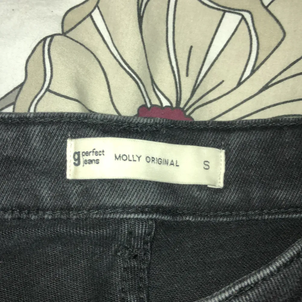 Helt vanliga svarta/mörkgråa jeans från Gina, aldrig använda. 180kr:). Jeans & Byxor.
