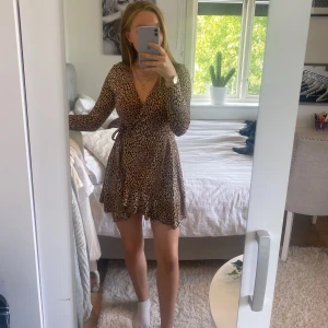 leopard klänning  - Skitsnygg klänning i leopard mönster. Säljer den pga att den inte kommer till användning. Köparen står för frakt☺️