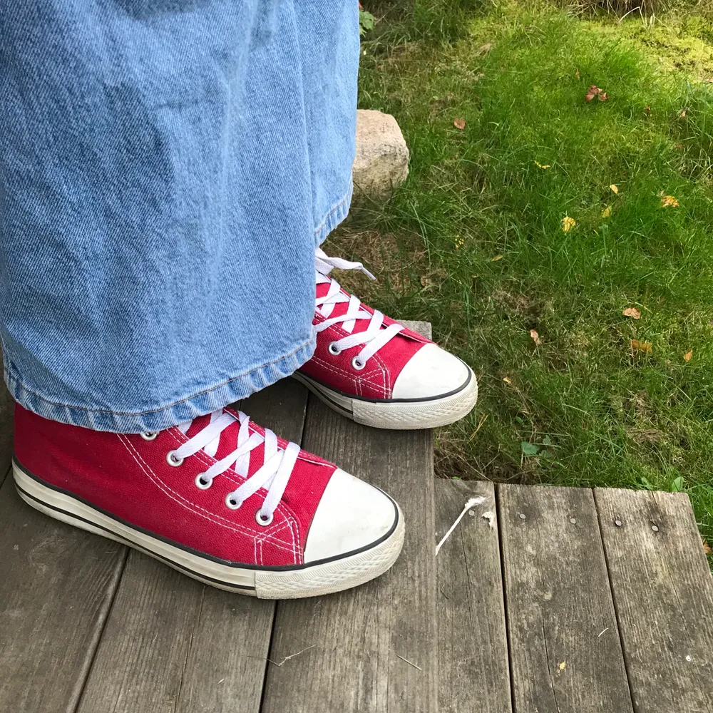 Säljer ett par röd converseliknande skor i storlek 38!  Fint skick däremot några fläckar på de vita gummit men inget som stör!❤️👍🏼 Hit me up vid intresse! Kan både frakta och mötas upp! Storlek 38. Skor.