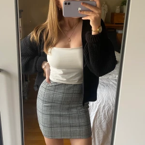 Rutig kort kjol  - Skitsnyg rutig tygkjol från H&M. Inte används alls mycket så är i väldigt bra skick. Köparen står för frakt😊✨