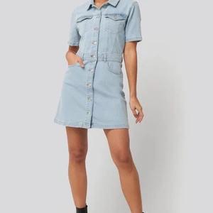 Jeansklänning från NA-KD - Helt oanvänd jeansklänning i färgen light blue. I storlek S. Super snygg passform och väldigt fin att styla med ett par boots eller något även nu när det är lite kallare. Köpt för 399kr och säljs nu för 280 + frakt 📦 <3