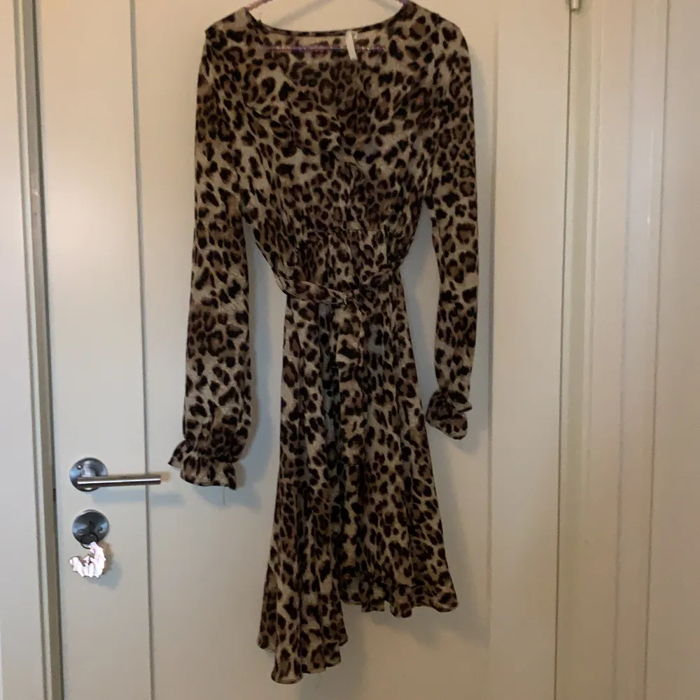 Jätte fin leopard klänning som jag inte fått användning för, helt oanvänd, köpte på raglady för 800kr. Klänningar.