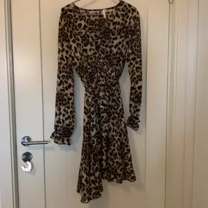 Jätte fin leopard klänning som jag inte fått användning för, helt oanvänd, köpte på raglady för 800kr