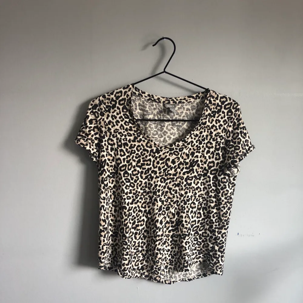 Säljer denna söta leopard-t-shirten från Lindex. Använd fåtal ggr och i princip nyskick. Säljer pga inte min stil längre!!! Tröjan är i storlek XS🐆✨⚡️. T-shirts.