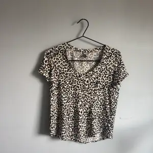 Säljer denna söta leopard-t-shirten från Lindex. Använd fåtal ggr och i princip nyskick. Säljer pga inte min stil längre!!! Tröjan är i storlek XS🐆✨⚡️
