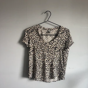Leopardtröja - Säljer denna söta leopard-t-shirten från Lindex. Använd fåtal ggr och i princip nyskick. Säljer pga inte min stil längre!!! Tröjan är i storlek XS🐆✨⚡️