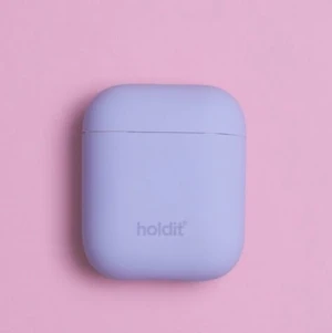 Holdit silkonskal för AirPods  - Endast testad, förpackning finns kvar. Dock är förpackningen lite trasig. Skalet är som nytt! Fraktas eller möts upp i centrala stockhom💓 säljer alltså inte airpods utan endast silikon skalet! 
