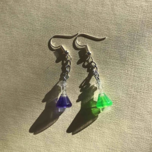  - Coola legoörhängen i form av gift-flaskor! Kan vara perfekta till Harry Potter-utklädnaden, eller bara till en snygg outfit:) Frakt kostar 11kr<3