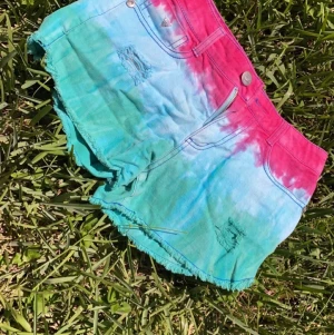Guess shorts  - Guess colorful shorts  Size 14= like a S  CONDITIONS used like new