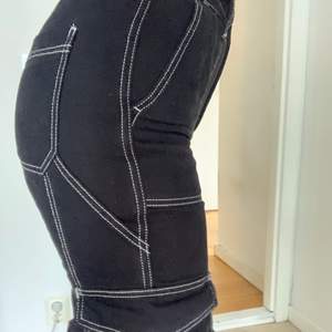 Skitsnygga svarta byxor med 7 fickor och vita sömmar. Storlek 27 i midjan 