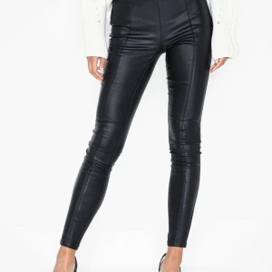 Helt nya skinnbyxor från ONLY,strl XS - Jättefina tights/byxor från ONLY, stretchiga. Storlek XS. Helt nya.