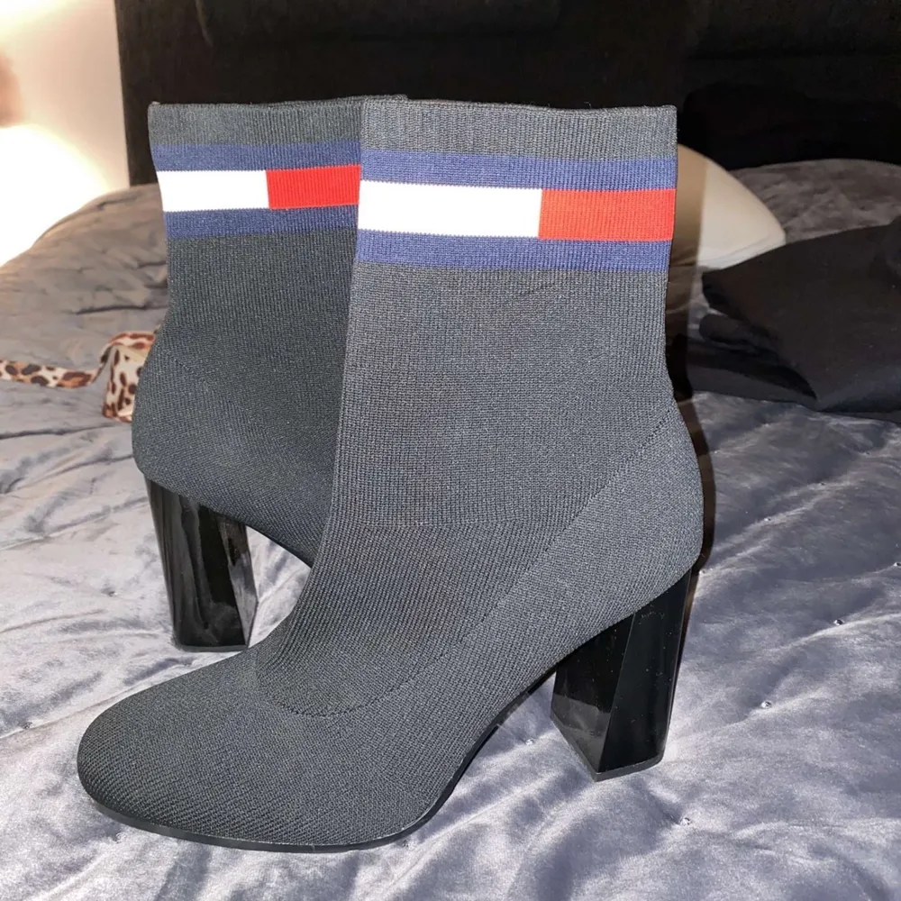 säljer mina jättefina sprillans nya Tommy Hilfiger strumpklackar (sockboots)från den nya kollektionen, nypris för 1800kr, använda bara en gång. Säljer pga att de  är för små för mig. Dem är små i storleken, passar helt klart en 38/39. Skor.