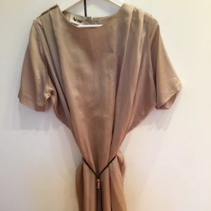  - Klänning från Acne med läder skärp i midjan! Använd en gång! Finns en liten svart fläck längst ner på baksidan. Nypris ca 2000 kr! 