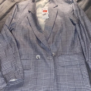 H& M - Jättefin skjortkappa med lite puffärmar från hm. Endast testad lapp och allt finns kvar. Orginalpris 200 nytt pris 120 + frakt