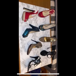 Klackskor - Jätte fina klackskor, andvända ,fåtal ggr men säljer pga de ändast står i garderoben och dammar. Ett par för 50kr och alla 4 par för 150.