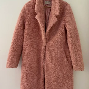 Kappa - Märkeskappa från Neo noir. Köpt på face i borås för närmare 2000 kr. Använd men i gott skick däravpriset. Skitsnygg höst kappa’😀 (ljuset gör de mer rättvist på sista bilden, tveka inte att skicka meddelande om du vill ha fler bilder eller info)