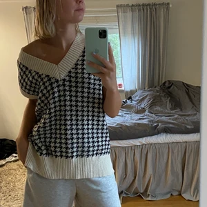 Stickad väst  - En snygg stickad väst som inte kommer till användning. Buda i kommentarerna! 