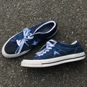 Blå one stars - Använda men i fint skick. De var ljusare från början men de är färgade nu! Strl 44 men passar mig som är 44.5-45