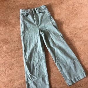 Weekday gröna jeans - Ljusgröna Weekday jeans stl S. Endast använda ett fåtal gånger. 