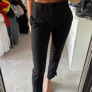 Stockholm LM kostymbyxor - Kostymbyxor från Stockholm LM som jag endast använt 2 gånger. Köptes för 800 kr. Har en slits längst ner 