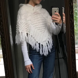 Poncho - En vit poncho från Åhléns, jättefint skick