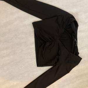 En svart tröja från shein, den har ett stretchigt material och är i storleken xs men känns som en s. Helt oanvänd.