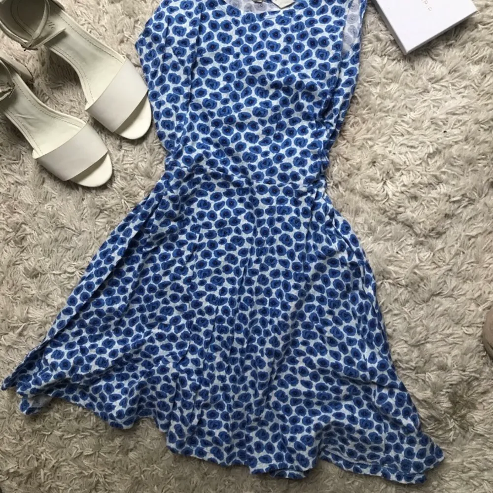 Vit blå blommig klänning. Från HM storlek 158-164. Använd nån gång så i bra skick. Klänningar.