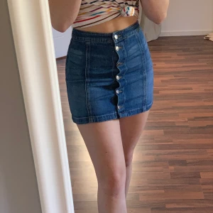Kjol från H&M, strl 32 - Jättefin jeanskjol med knäppning framtill från H&M! Bra skick, säljer den på grund av att den är för liten för mig!💖 80kr + 60kr frakt