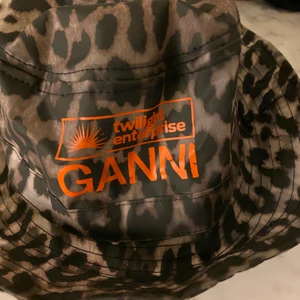 Ganni regnhatt - Säljer min ganni regnhatt 