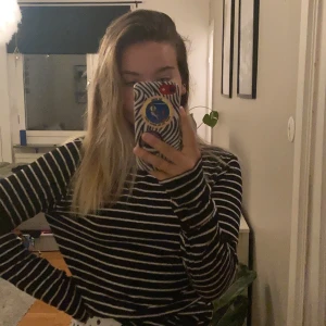 Randig polo! - Jätte skön randig polo från hm! Bara använd ett fåtal gånger, säljer pga inte min stil längre! Köparen står för frakt😍