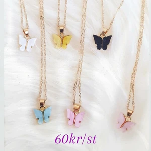 Butterfly necklace  - Sälja fjäril halsband  60kr/st, det finns i olika färger som mörk rosa, ljus rosa, gul, svart, vit, blå. Det finns en av varje färg! Frakten är 10kr. ❌Mörkrosa slutsåld, ljus rosa slutsåld ❌