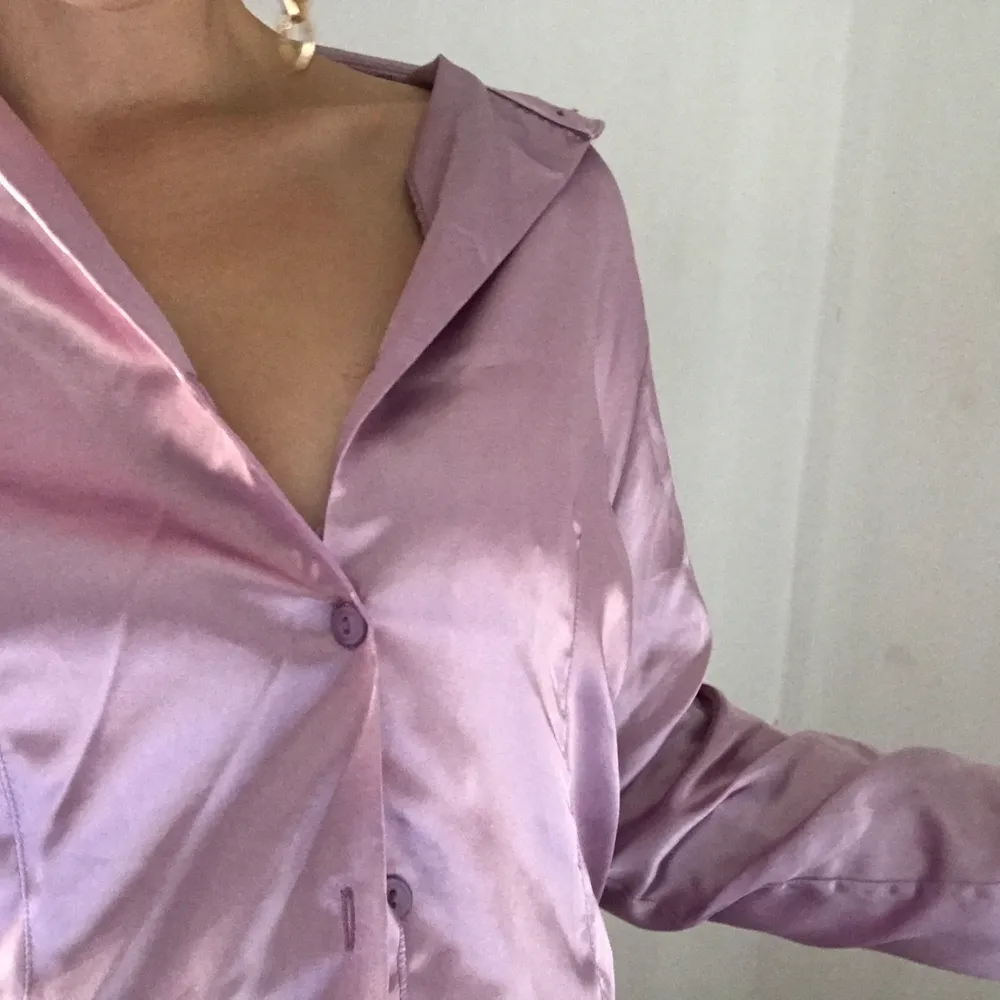 Riktigt snygg, rosa/lila skjorta. Älskar den, men använder alldeles för sällan :/ köpt på Plick!! Kan skicka eller mötas upp! Priset är inklusive frakt!. Blusar.