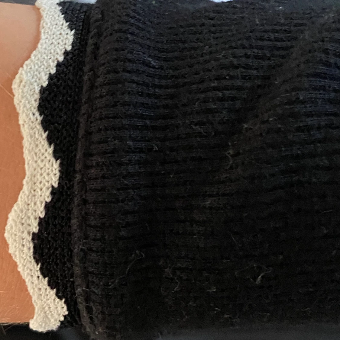 Svart tröja med vita detaljer - 91