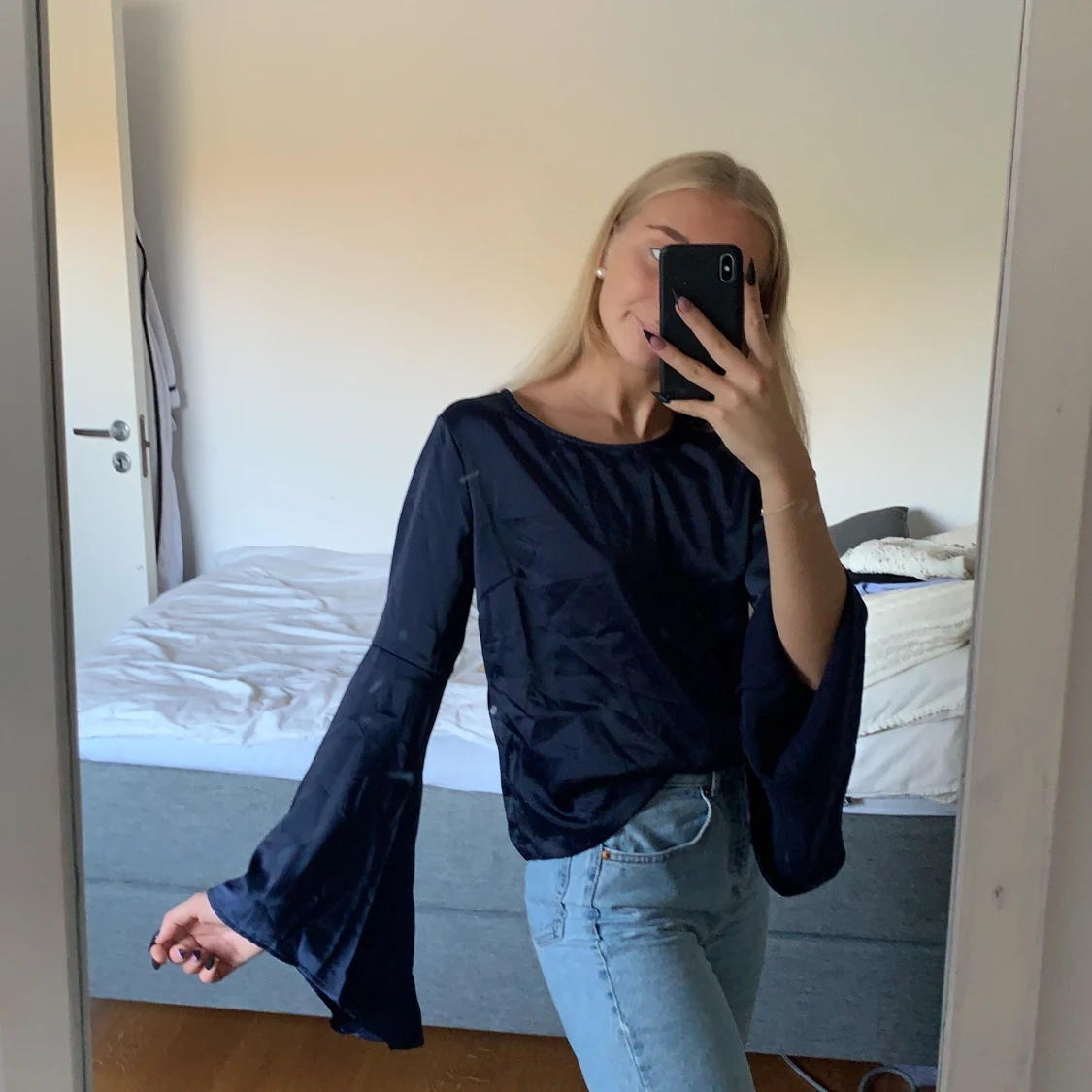 Marinblå blus med vida armar