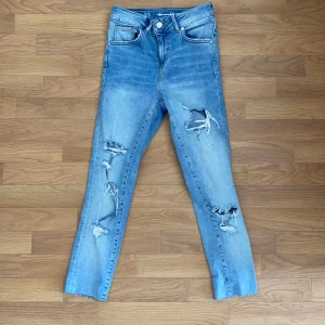 Jeans - Håliga jeans väldigt väldigt korta i benen. Högmidjade. Köparen står för frakten 💕👌budar gärna 👌👍💕